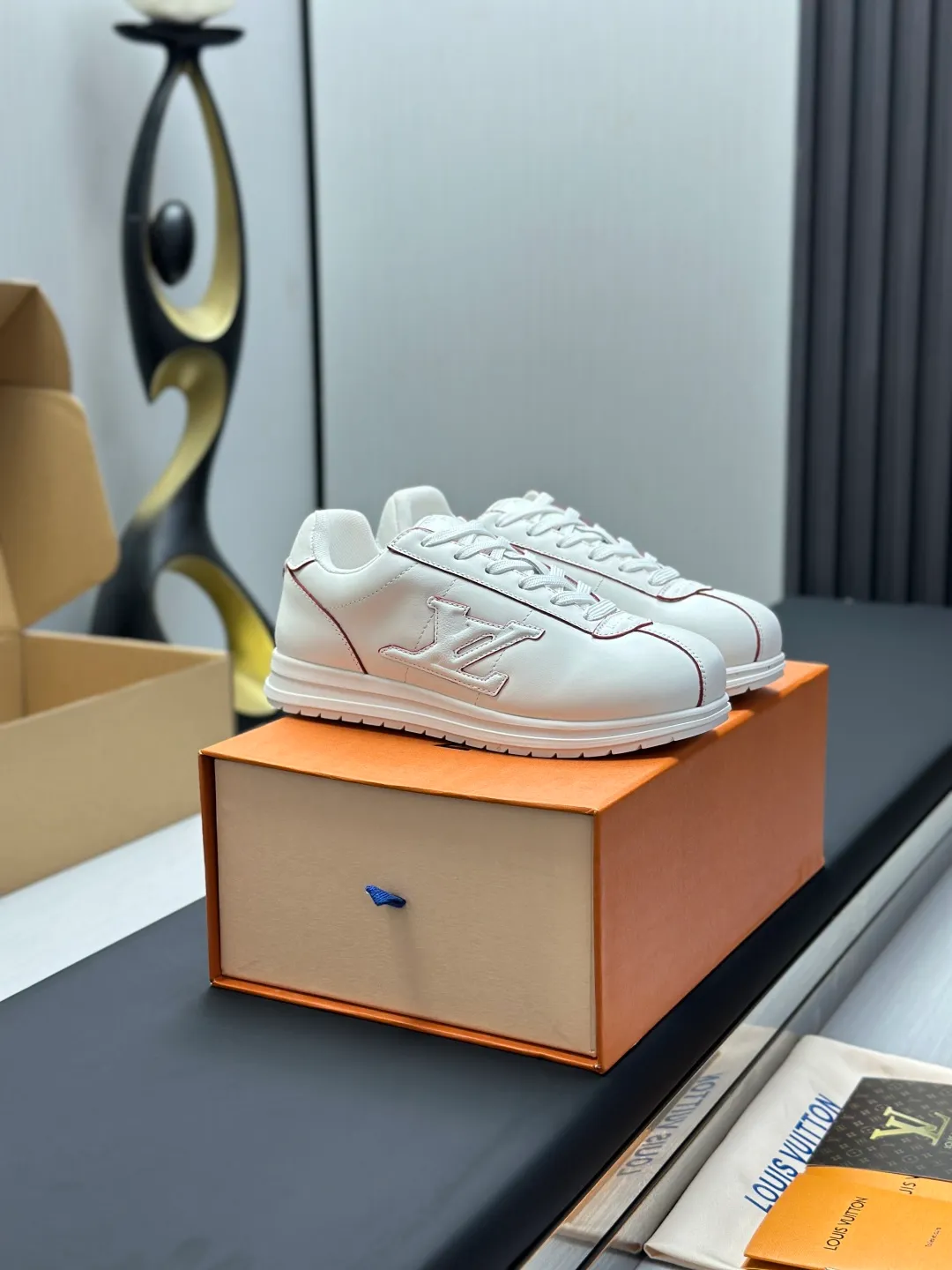 👟👟Ex-factory price 680👟👟 Full set of packaging with airplane box💰Top version LV-Louis Vuitton-classic catwalk new style 1:1 development replica of the original version! ! The upper foot is very comfortable. It is made of luxurious materials and fine workmanship. The midsole is printed with English letters "Made in Europe". The upper is made of calfskin imported from Italy. The side is decorated with the brand's LOGO and signature. The latest latex foot pads and mesh lining make the foot feel super comfortable. The original two-color TPU combination outsole is specially provided by the original factory. Bag technology Goodyear stitched edges Fabric: Exclusive customized first-layer cowhide Accessories: Exclusive private model Vuitton logo, lining: Customized silk mesh lining - first-layer silk cowhide lining Outsole: TPU combination outsole wear-resistant, non-slip and anti-yellowing Foot pads: new latex pads-mesh sweat-absorbent Counter technology: fully computerized sewing machine wire drawing Toe box back cover Hot and cold shaping Full set of pull-top lasts with medium and low logo patterns Special counter packaging - shoelaces, certificate, card, instructions, certificate of quality, dust bag, the most complete packaging on the entire network, women's 35-40 men's 38-46 (38/46 customized, non-refundable! GD9916